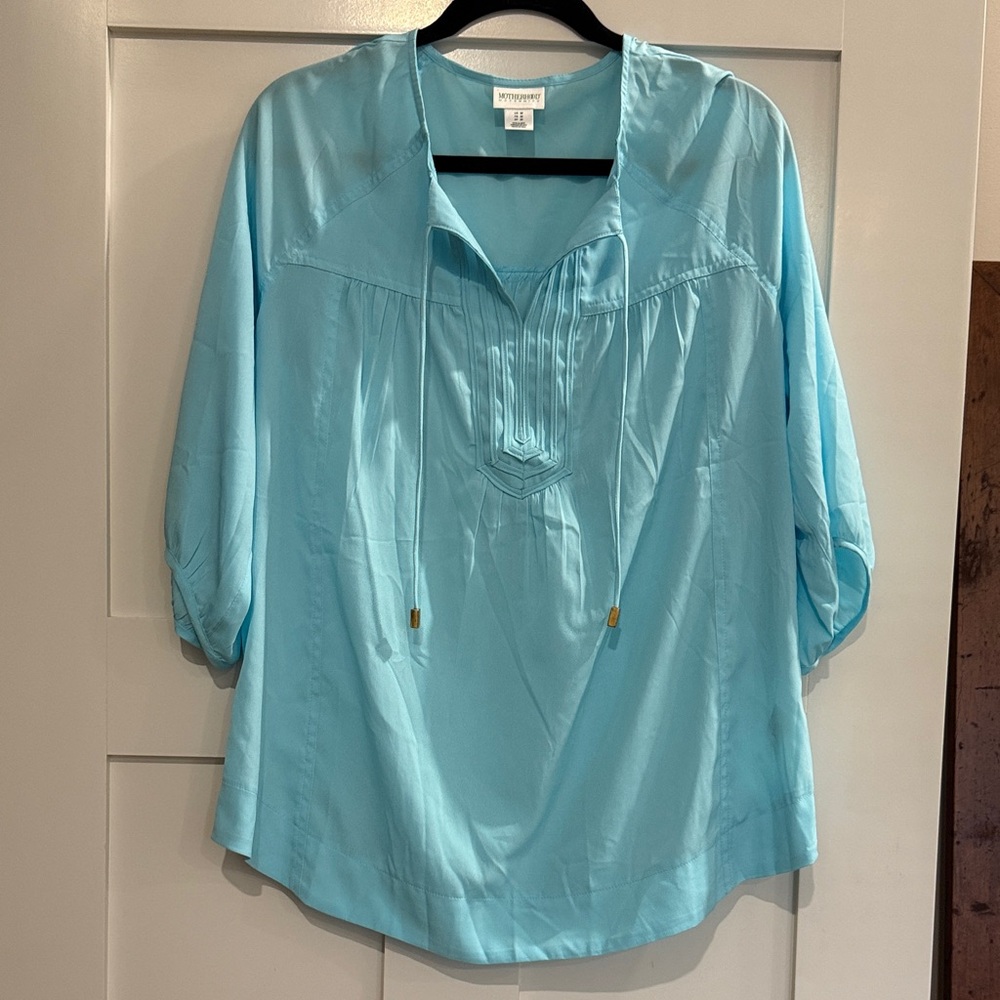 Motherhood Maternity Light Blue V-Neck Pintuck Tunic Top.  Size Medium.
